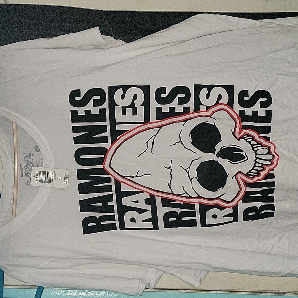 Ramones,edged skull guitar pick tshirt nwt